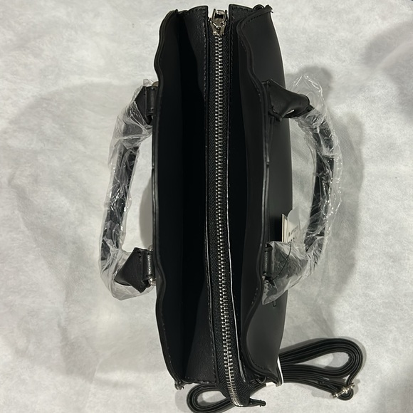 New Melie Bianco black vegan leather round bag w/adjustable strap. - Picture 5 of 10